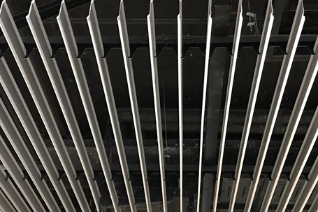 Abgehängte ORIGINAL DOBNER Vertikal-Lamellendecken aus superleichtem Aluminium