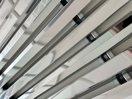 Abgehängte ORIGINAL DOBNER MW-Baffle-Decken aus Aluminium