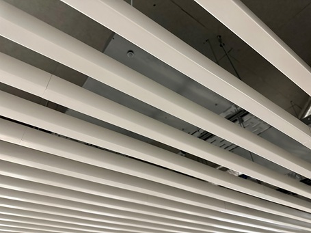 Abgehängte ORIGINAL DOBNER Smart-Baffle-Decken 30x38 aus Aluminium
