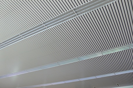 Ballwurfsichere, abgehängte ORIGINAL DOBNER Sporthallen-Decken aus hochfestem Stahl